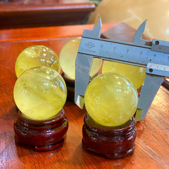 Bi Lăn Tay Đá Thạch Anh Vàng Trong Đường Kính ~4cm Nặng ~0.1kg