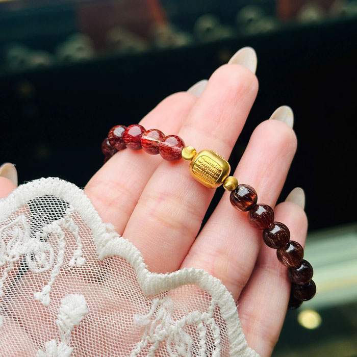 Vòng Tay Phong Thủy Thạch Anh Tóc Đỏ 7mm VIP Mix Đồng Trục Charm Vàng 18k
