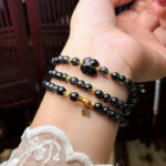 Chuỗi Vòng Đá Phong Thủy Thạch Anh Tóc Đen 5,6li Mix Charm Vàng 18k