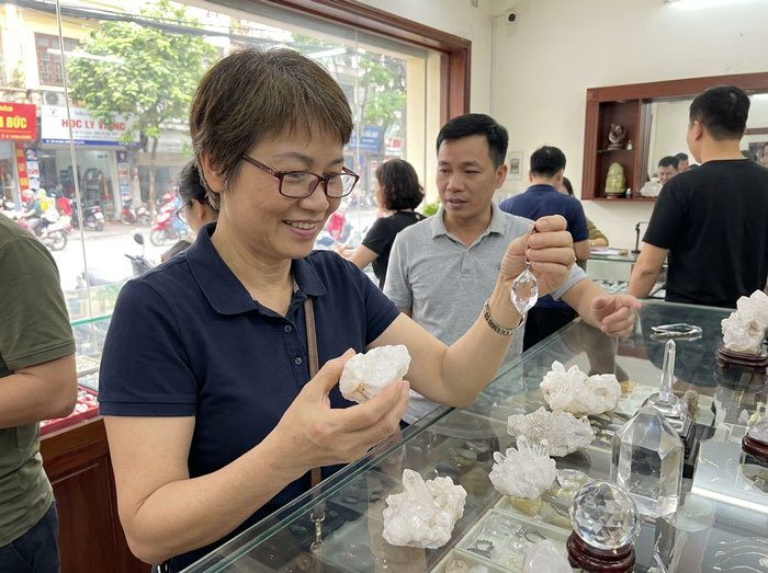 Khách hàng đang lựa chọn đá thạch anh tráng hay pha lê