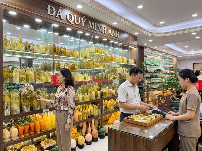 Khách hàng tham quan mua tru da thach anh vàng tại Đá quý Minh Anh