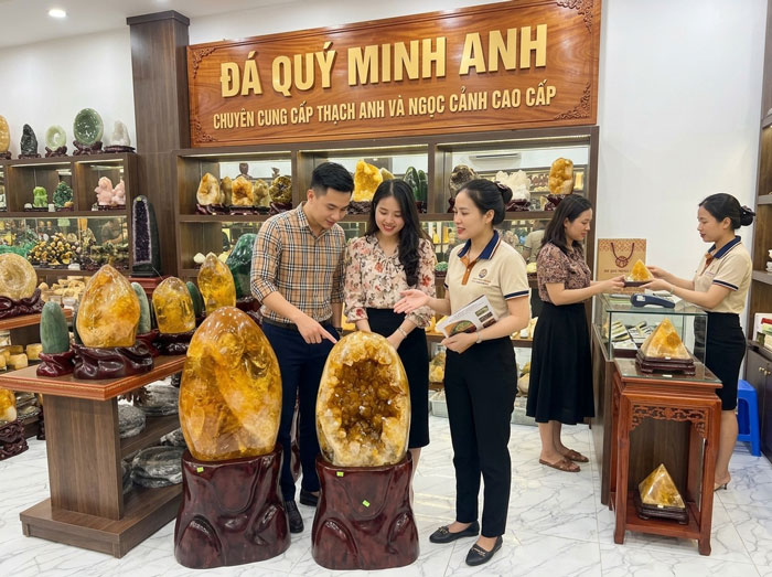 Khách hàng tham quan mua đá cảnh thạch anh vàng tại Minh Anh