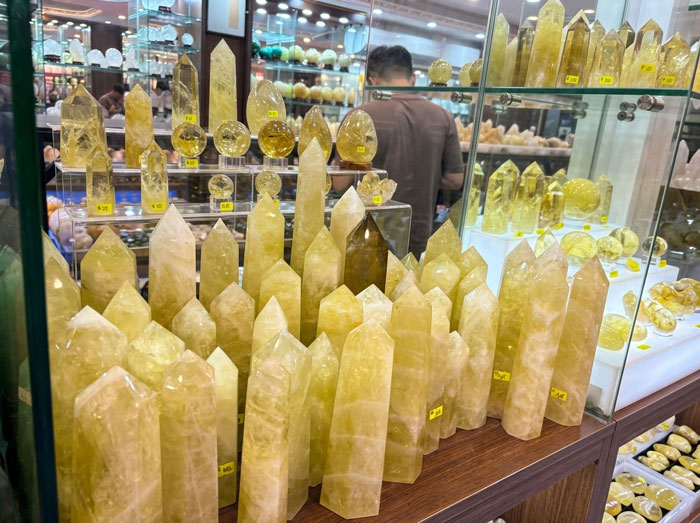Trụ đ&aacute; thạch anh v&agrave;ng tại Minh Anh