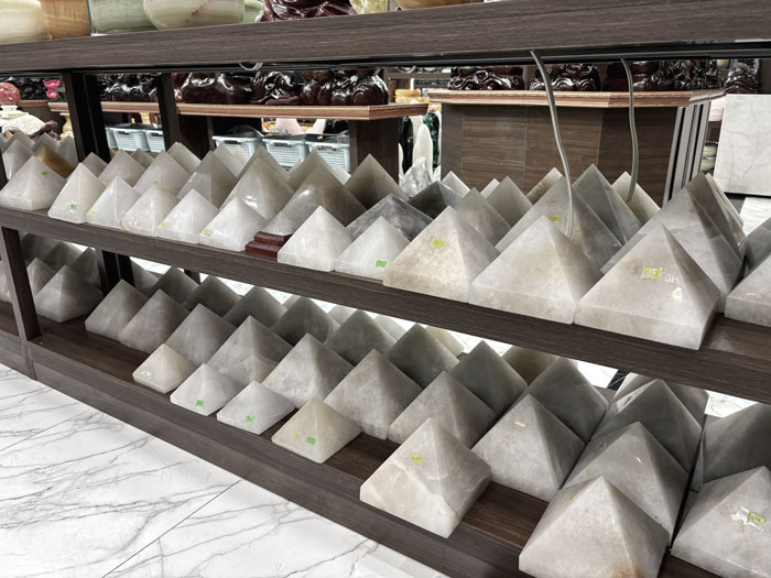 Kim tự tháp đá thạch anh trắng